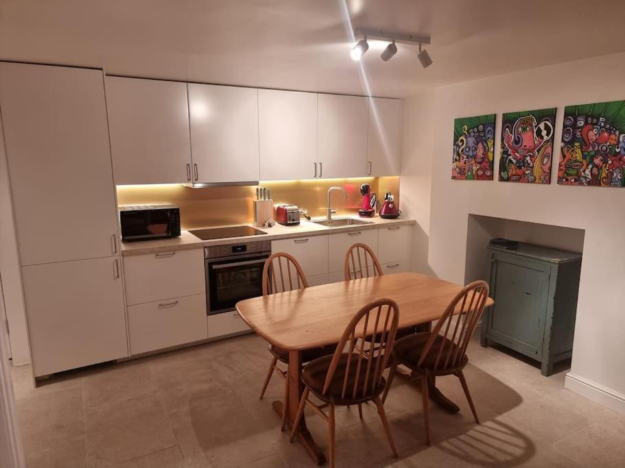 Entire Ground Floor Flat, Free Off-street Parking And Large Garden * Londra
