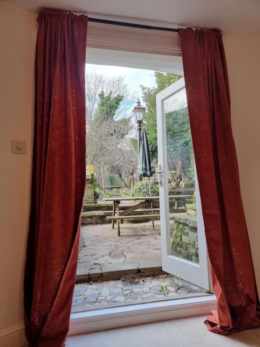Entire Ground Floor Flat, Free Off-street Parking And Large Garden Apartament Londra