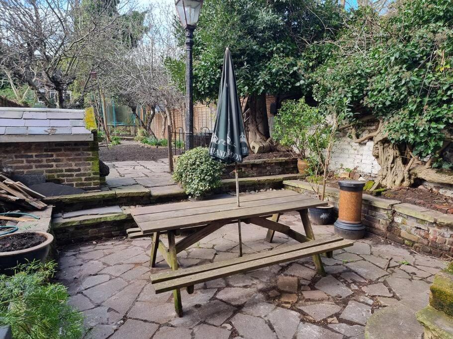 Apartament Entire Ground Floor Flat, Free Off-street Parking And Large Garden *