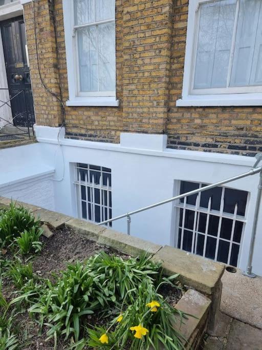 Entire Ground Floor Flat, Free Off-street Parking And Large Garden Londra