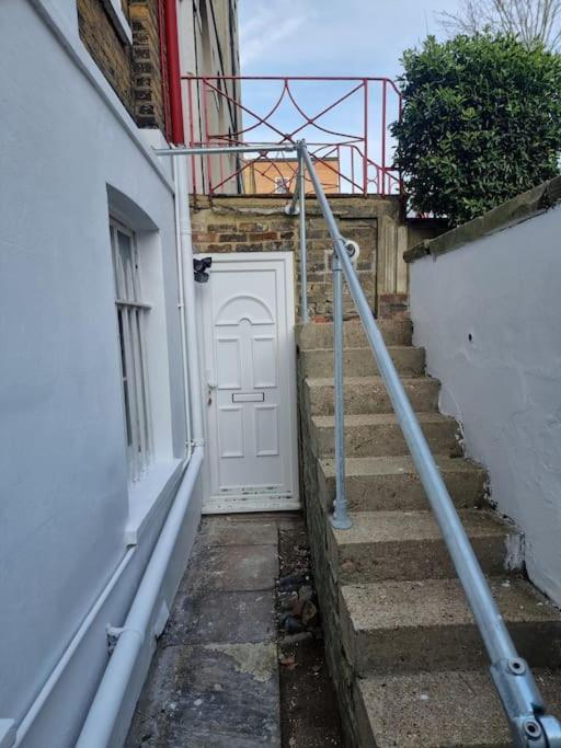 Apartament Entire Ground Floor Flat, Free Off-street Parking And Large Garden *