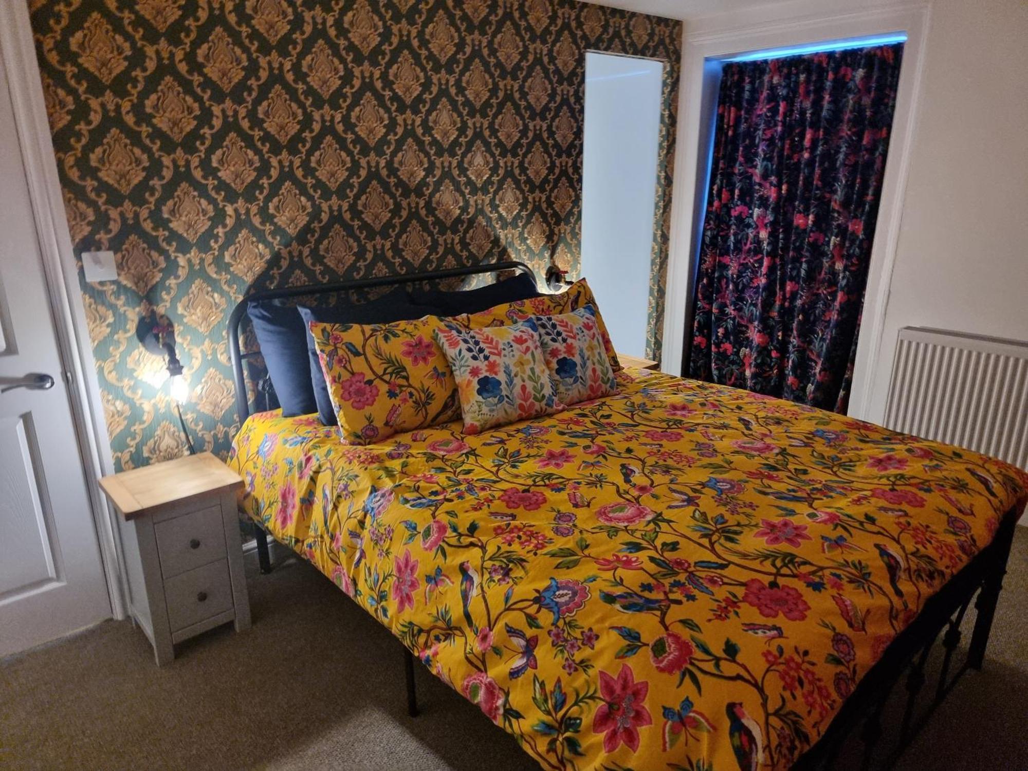 Apartament Entire Ground Floor Flat, Free Off-street Parking And Large Garden Londra